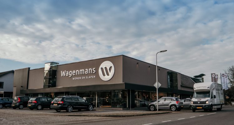 Buitenkant van het pand van Wagenmans wonen en slapen in Lemelerveld. Met grote letters staat het logo op het pand van de woonwinkel.