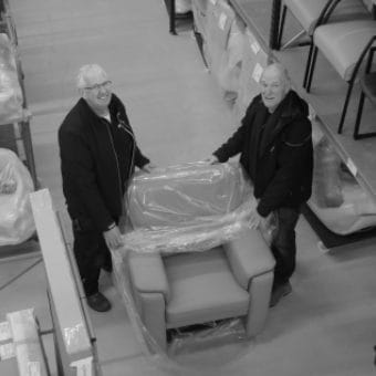 Joop en Anton in het magazijn van Wagenmans wonen en slapen